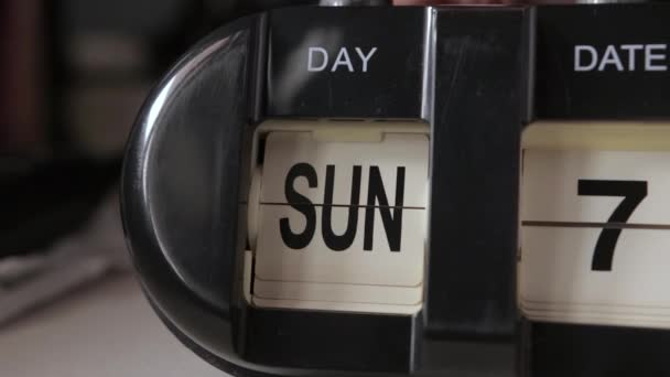 Retro Mechanical Black Flip Desk Clock Manually Changing Days Close — Vídeo de stock