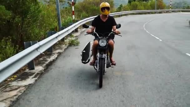 Young Surfer Drives Motorbike Road Vietnam Transporting Kiteboard Rack — ストック動画