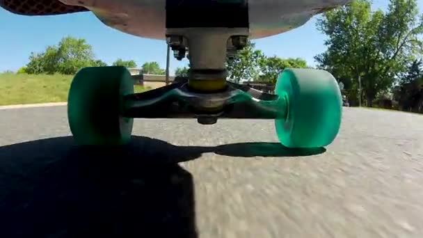 Skateboarder Εκτελεί Sharp Turns Skateboard Sunny Γειτονιά Street Σύμφωνα Διοικητικό — Αρχείο Βίντεο