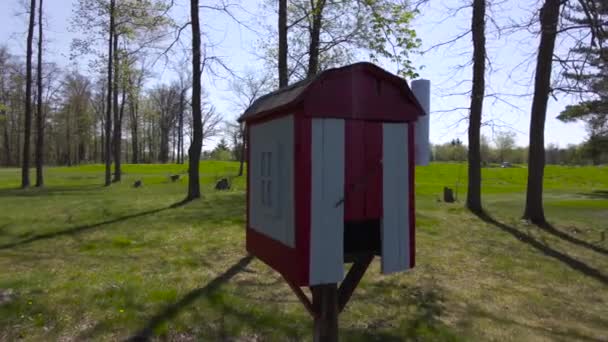 Stopping Water Station Golf Course Tee Box — Stockvideo