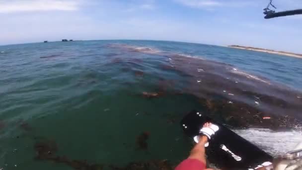 Kitesurfer Riding Waves Забрудненому Морі Сміттєплаванням Поверхні Пов — стокове відео