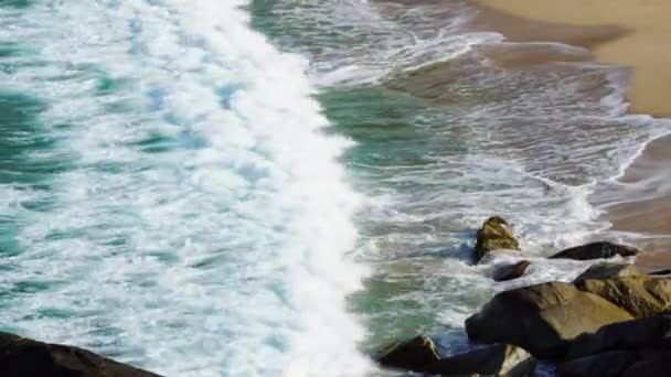 Чисті Смарагдові Морські Хвилі Миють Золотий Пісок Піною Крупним Планом — стокове відео
