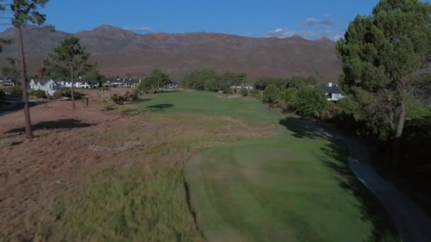 Drone Tracking Shot Fairway Pearl Vally Golf Estate Vast Mountain — Stockvideo