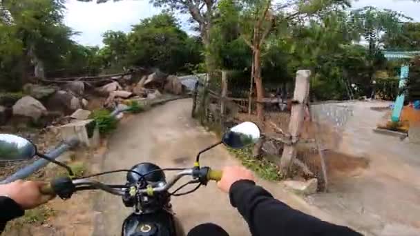 Pov Shot Male Person Driving Motorbike Narrow Trail Local Housing — Video
