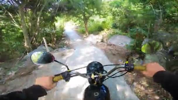 Pov View Shot Motorcyclist Driving Narrow Rocky Path Surrounded Idyllic — ストック動画