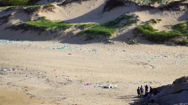 Group People Cleaning Plastic Trash Polluted Beach Vietnam Coast — Stock Video