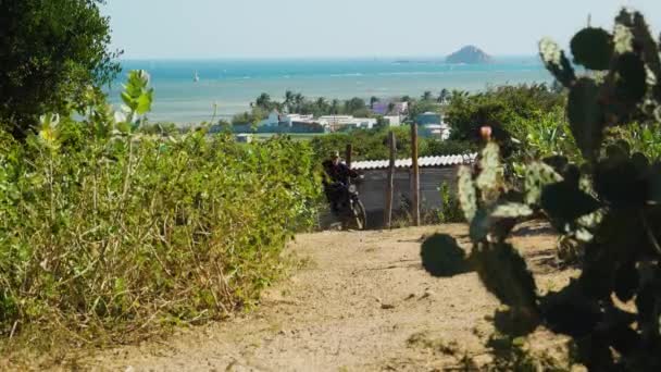 Young Man Rides Motorbike Beach Hoa Vietnam Kitesurfing Destination — Stok video