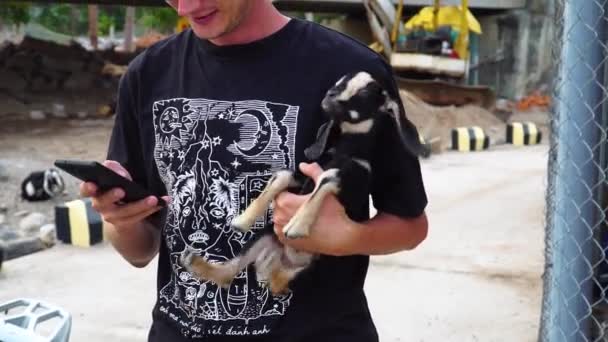 Unique View Tourist Vietnam Holding Smartphone Baby Goat Taking Selfie – stockvideo