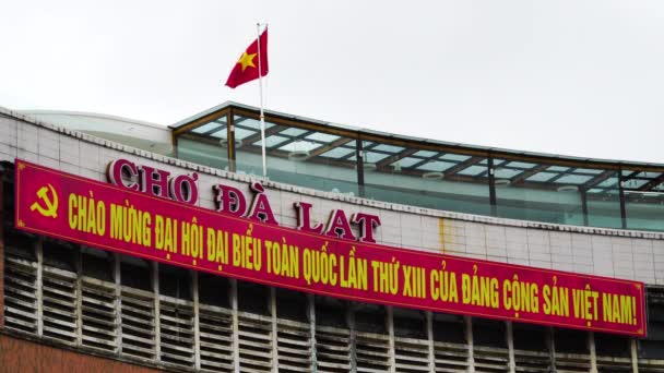 Lat Market Vietnam Flag Waving Building Roof Low Angle Static — ストック動画