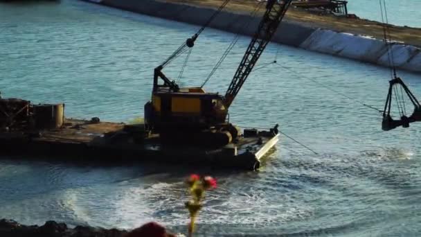 Barge Positioned Sea Crane Dredge Seabed Ninh Thuan Province Vietnam — Αρχείο Βίντεο