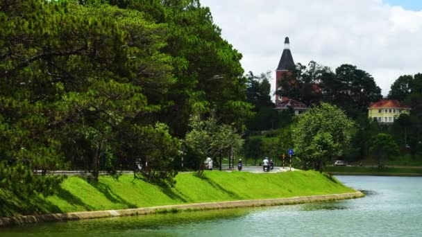 Vue Statique Sur Rive Latérale Luxuriante Lac Lat Avec Rue — Video