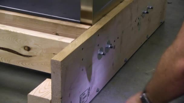 Screwing Long Screws Putting Together Shipping Crate Electric Power Drill — Stockvideo