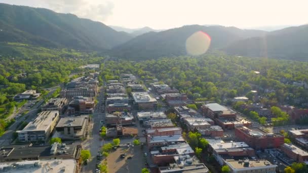 Aerial Shot Beautiful Mountain Vista Bright Green Trees Pearl Street – stockvideo