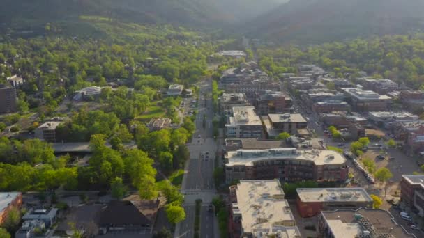 Aerial Pan Reveal Beautiful Mountain Vista Bright Green Trees Downtown — Vídeo de Stock
