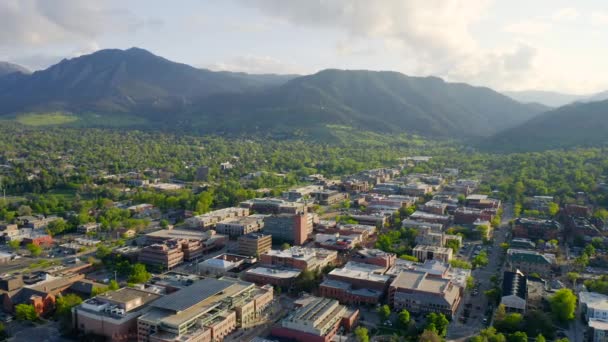 Aerial Shot Beautiful Flatiron Mountain Vista Bright Green Trees Downtown — ストック動画