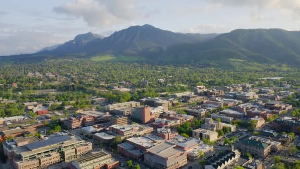 Aerial Shot Forward Beautiful Flatiron Mountain Vista Bright Green Trees — Wideo stockowe