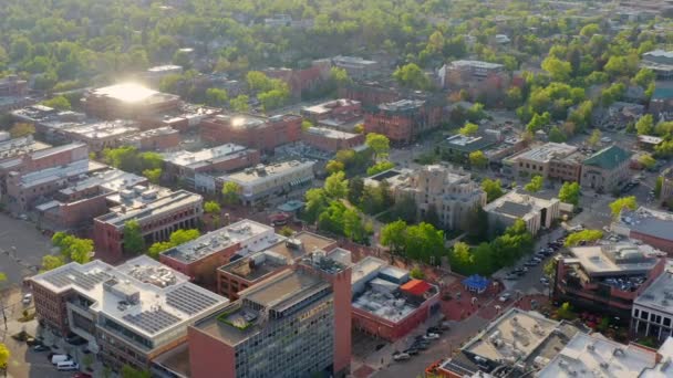 Pan Aéreo Derecha Del Centro Boulder Colorado Pearl Street Con — Vídeos de Stock