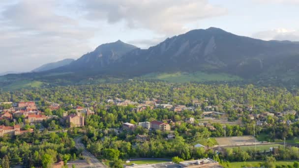 Aerial Pan Left Beautiful Flatiron Mountain Vista Bright Green Trees — Stok video