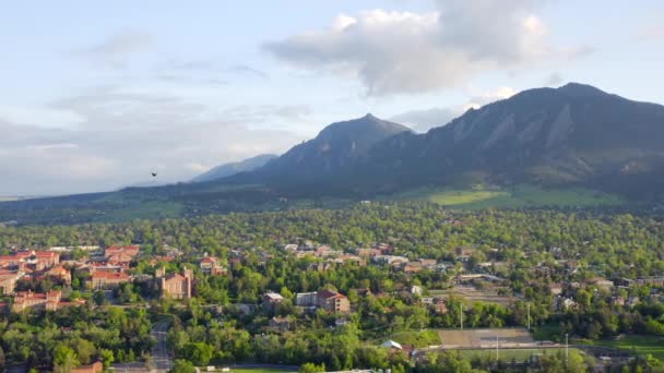 Aerial Shot Beautiful Flatiron Mountain Vista Bright Green Trees Boulder — Stok video