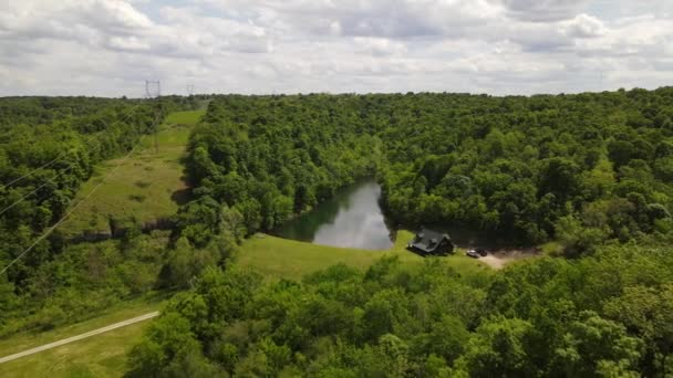 Wide Shot Cabin Private Lake Surrounded Private Forrest Located Arkansas — Stockvideo