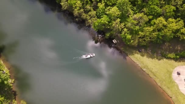 Slow Shot Boat Coming Shore Drone Shot Beautiful Part Arkansas — Stockvideo