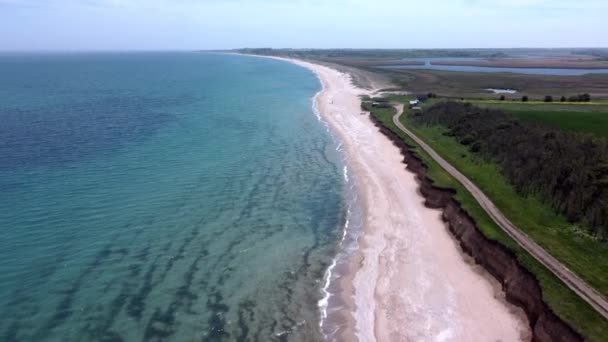 Coastline Aerial Wide View Flight Drone Wild Sandy Beach Waves — Vídeo de stock