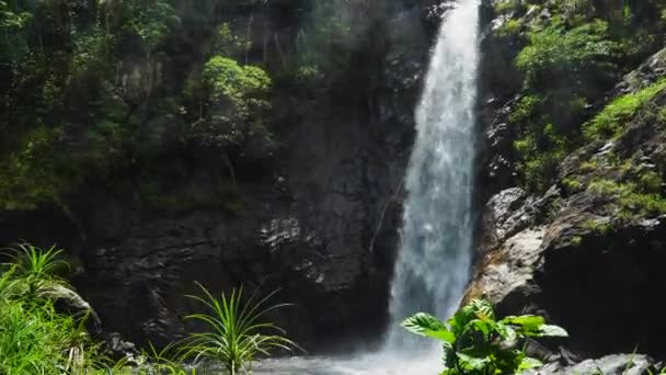 Ascending View Waterfall Embedded Rocks Vietnamese Jungle Vietnam — Stockvideo