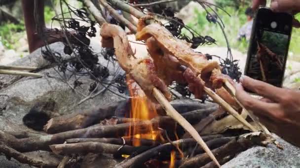 Cocinar Carne Llamas Selva Con Otro Tipo Haciendo Fotos Con — Vídeos de Stock