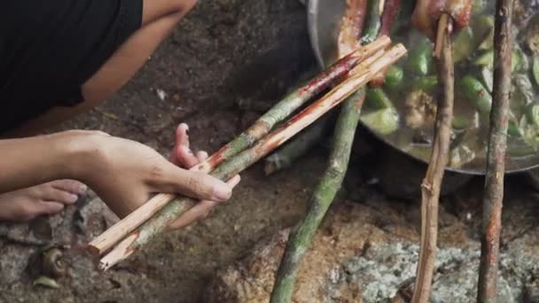 Ručně Dělané Hůlky Vietnamská Syrová Polévka Podávaná Hůlkami Muž Připravuje — Stock video