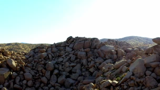 Drone Tiro Voando Para Longe Algumas Rochas Realmente Grandes Pedras — Vídeo de Stock