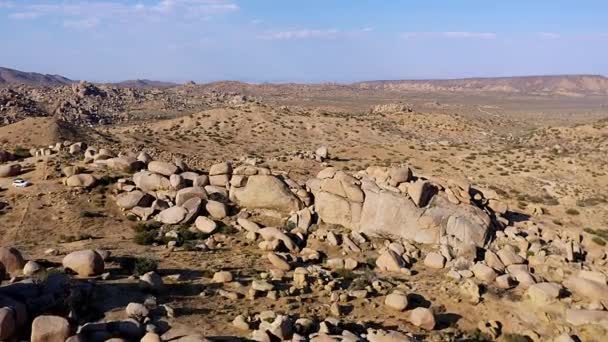 Drone Disparo Algunas Rocas Cantos Rodados Realmente Fresco Desierto Arena — Vídeo de stock