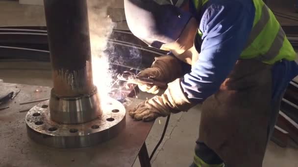Worker Welding Metal Peace Industrial Space Slow Motion — Stockvideo