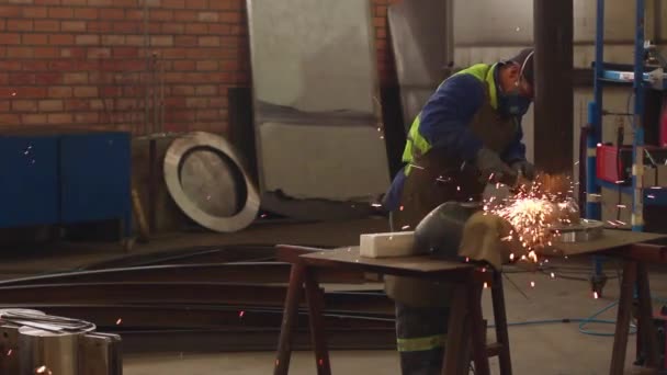 Worker Using Grinder Cutting Metal Industrial Space Sparks Effect — Stockvideo