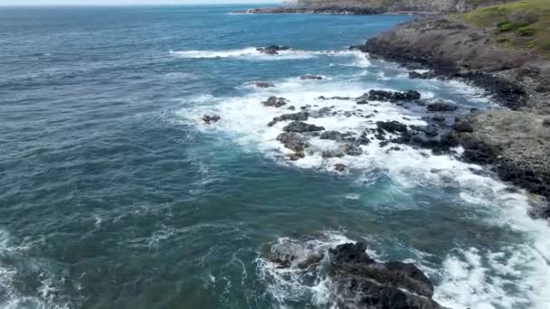 Rocky Coast Volcanic Hawaiian Island Maui Aerial Establishing — Stockvideo