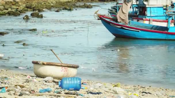Traditional Vietnamese Blue Boats Anchored Heavily Polluted Beach Tan — Stok video