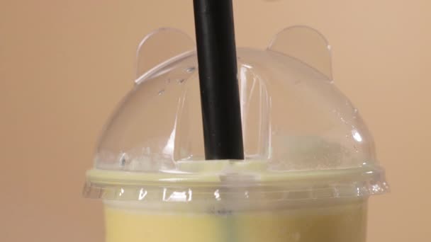 Close Top Fancy Mango Milkshake Plastic Cup Put Black Straw — Stockvideo