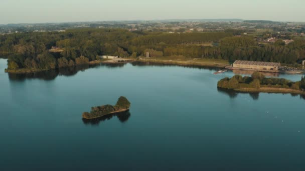 Όμορφο Ποτάμι Ρέει Μέσα Από Βέλγιο Εξοχή Στο Ηλιοβασίλεμα Εναέρια — Αρχείο Βίντεο