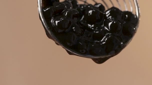 Succulent Black Tapioca Pearls Falling Steel Skimmer Macro Shot — Vídeos de Stock