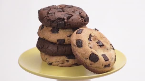 Stack Chocolate Chip Cookies Spinning Yellow Plate White Background — Video