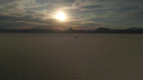 Lonely Car Bonneville Salt Flats — Vídeos de Stock