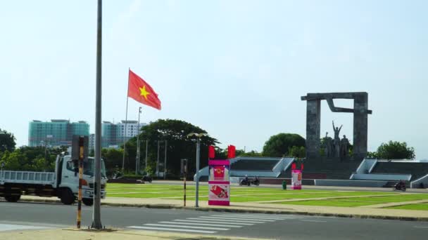 Centre Phan Rang Traffic Passing Vietnamese Flags Vietnam Static View — ストック動画