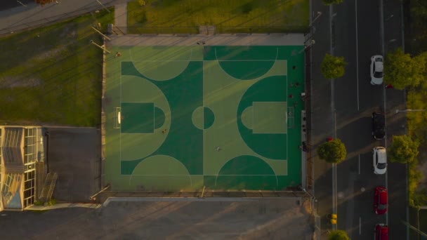 Μαθητές Προθερμαίνονται Στο Προαστιακό Γήπεδο Μπάσκετ — Αρχείο Βίντεο