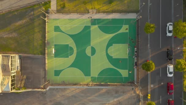 Students Organizing Themselves One End Basketball Court – stockvideo