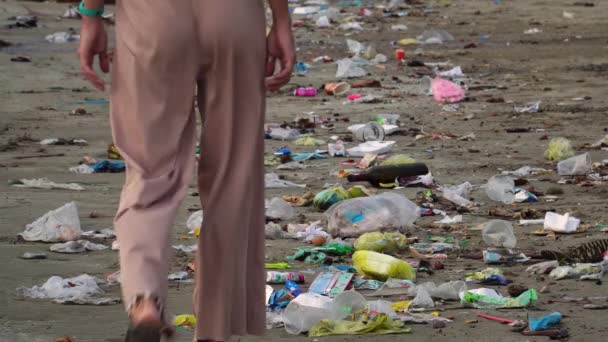 Girl Walks Seashore Plastic Garbage Polluted Beach Mui Binh Thuan — ストック動画