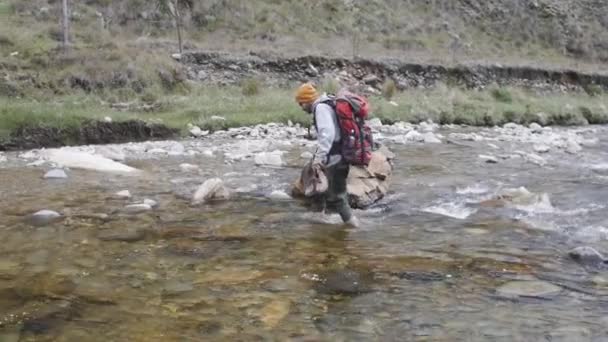 Hiker Crossing River Bare Foot While Holding His Phone — Stok Video