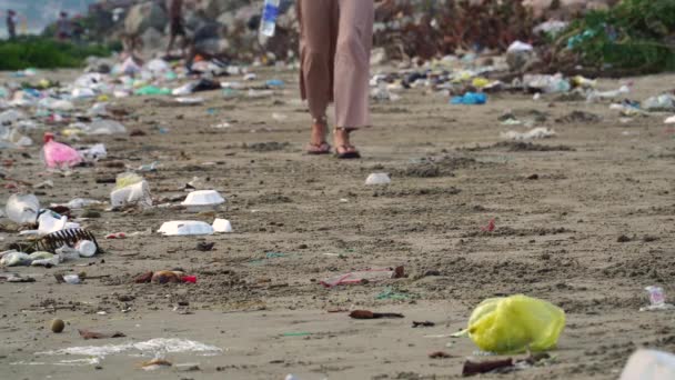 Woman Walking Sand Surrounded Garbage While Holding Bottle Water Static — 图库视频影像