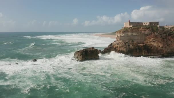 Vzdušná Oběžná Dráha Divokého Moře Narážející Skály Starým Fort Miguel — Stock video