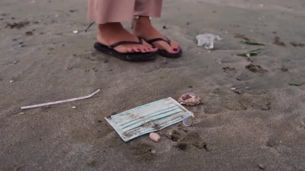 Woman Collecting Shells Face Mask Left Beach Static Low Pov — Stockvideo