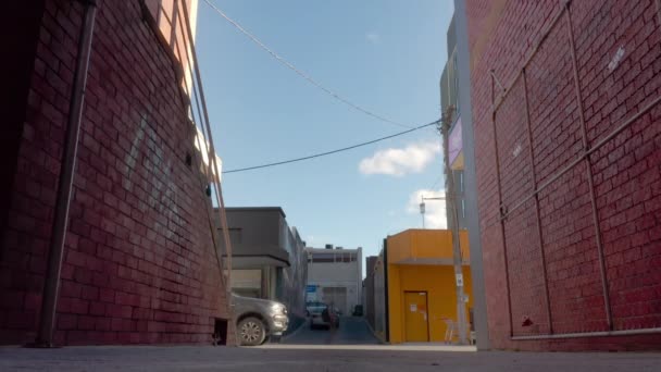 Urban Alley Way Street Opening Looking Suburban Activity Car Pedestrians — Vídeos de Stock