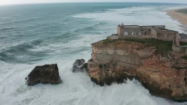 ミゲル アルカンジョ砦 聖ミカエル大天使 の空中で高い波が形成され 崖の上で衝突した — ストック動画